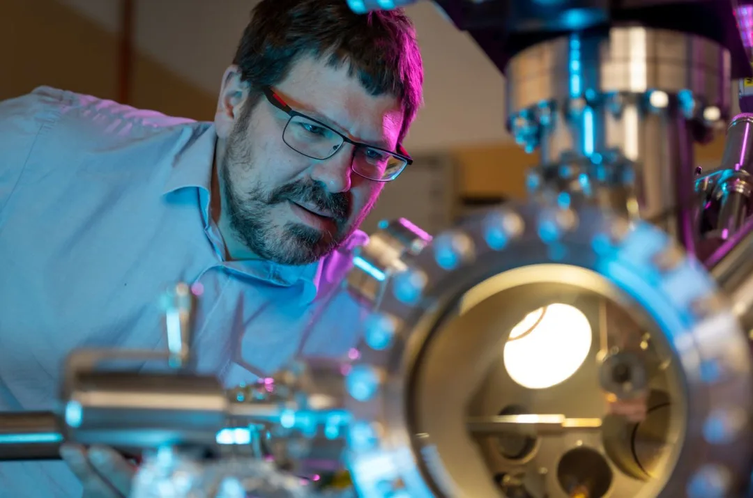Ján Minár v laboratoři SARPES na NTC ZČU