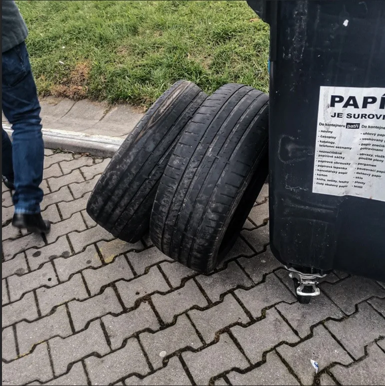 Muži vyházeli z černého SUV Mercedesu ojeté pneumatiky, místo do sběru je mrskli za benzinku