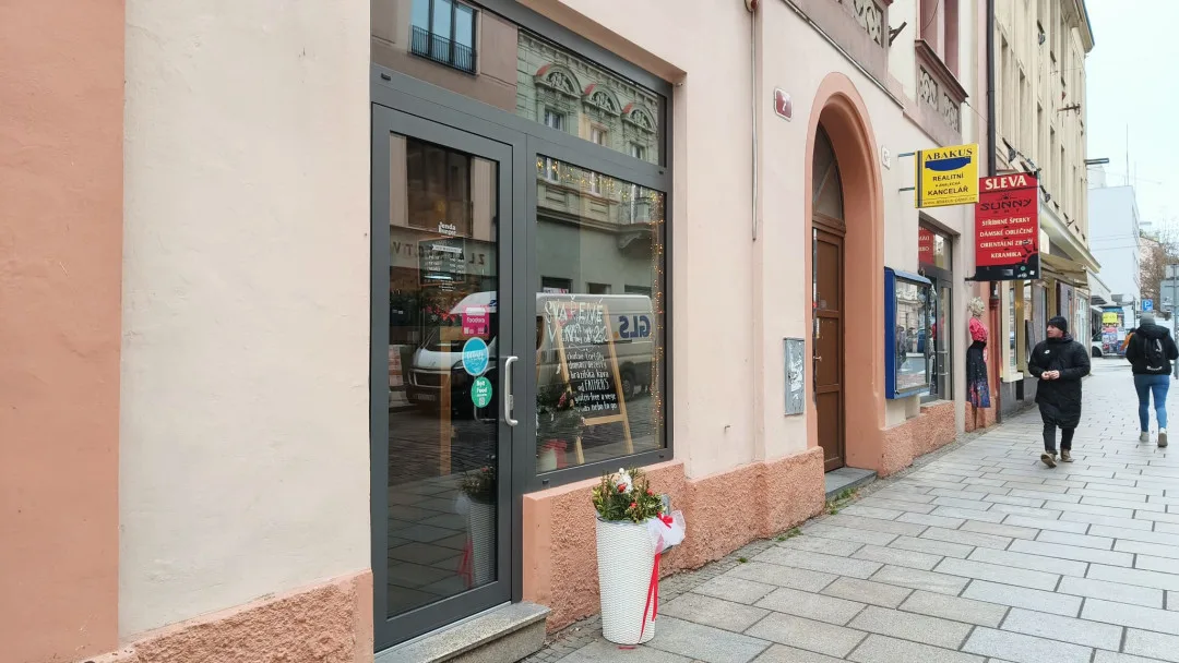 Místo grilovaných kuřas se teď v prostorách bývalého grillu servírují burgery