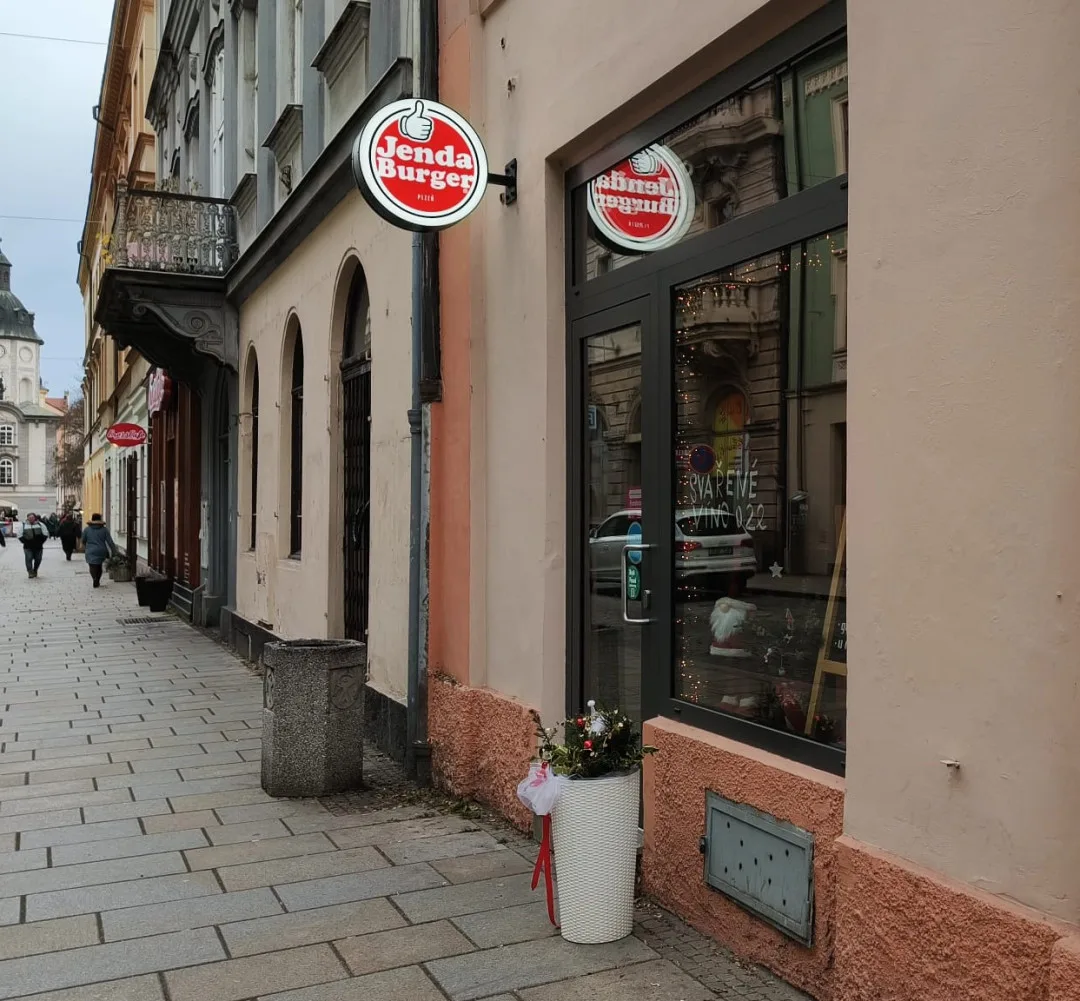 Místo grilovaných kuřas se teď v prostorách bývalého grillu servírují burgery