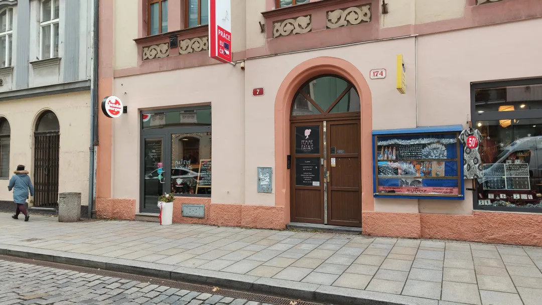 Místo grilovaných kuřas se teď v prostorách bývalého grillu servírují burgery