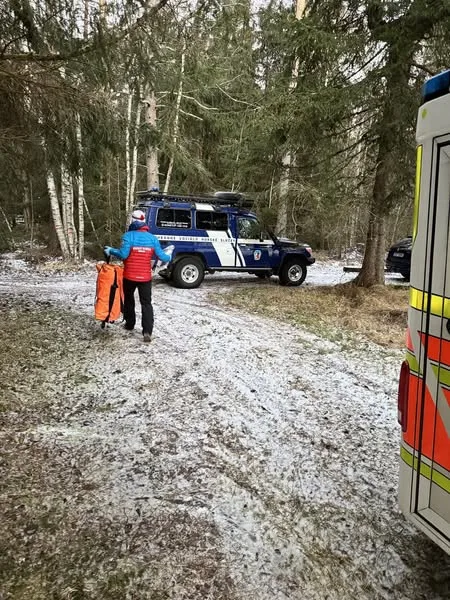 Šestiletý chlapec utrpěl otevřenou zlomeninu, vrtulník záchranářů zasahuje na Šumavě denně