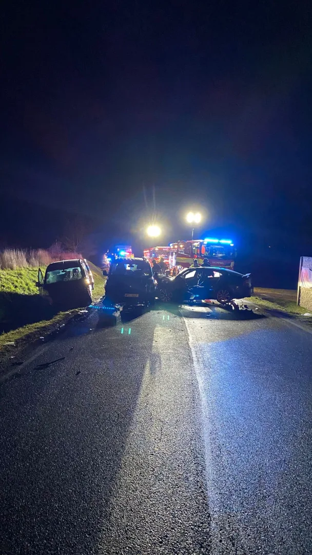 Nehoda tří osobáků si vyžádala celkem čtyři zraněné. Kluzká vozovka potrápila i řidiče autobusu