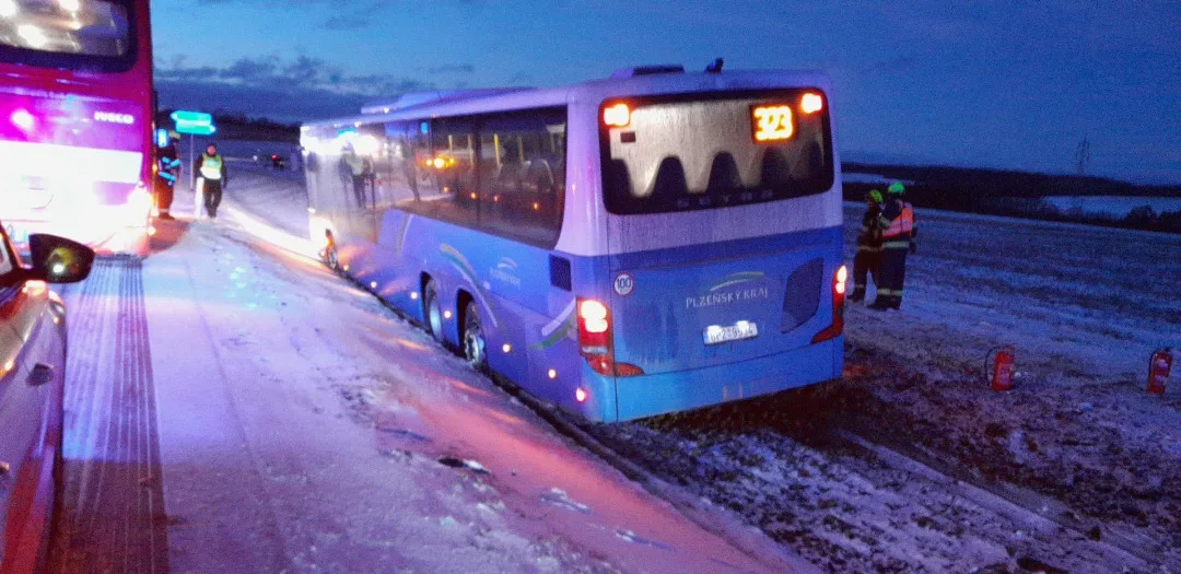 Nehoda tří osobáků si vyžádala celkem čtyři zraněné. Kluzká vozovka potrápila i řidiče autobusu
