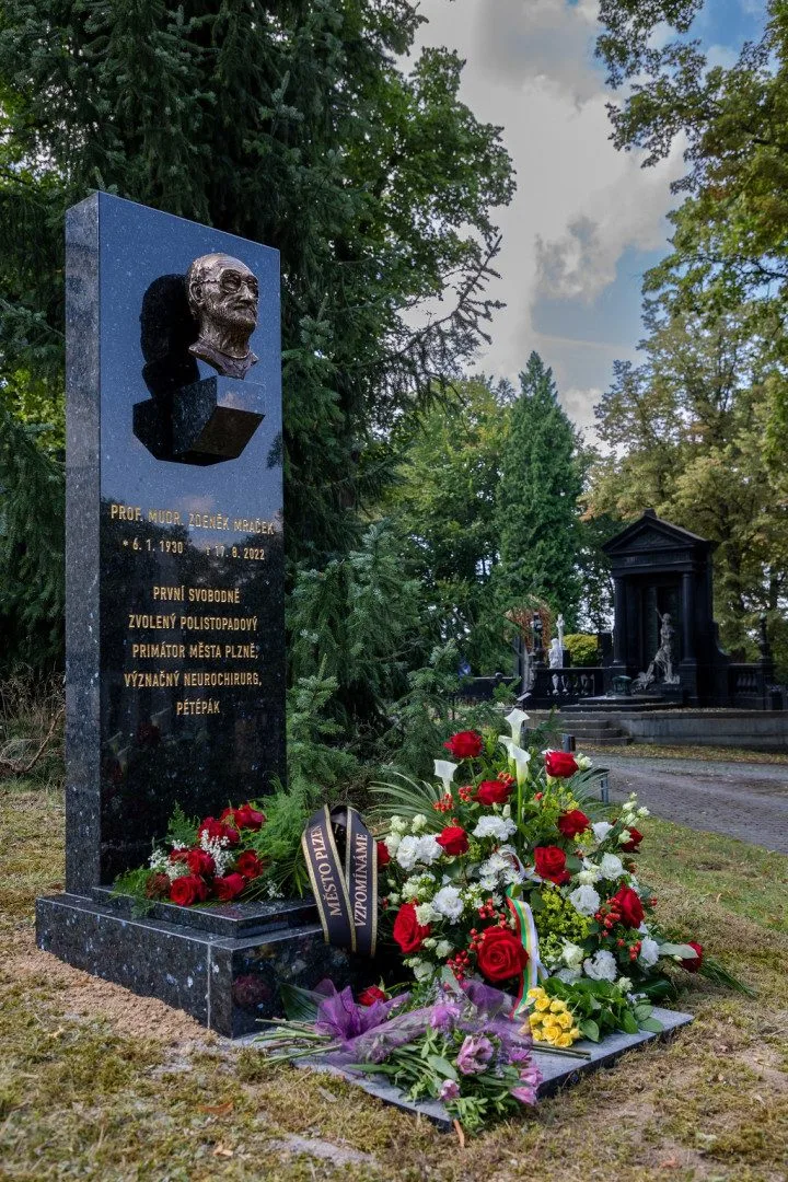 Čestný hrob odhalilo město v srpnu 2023.