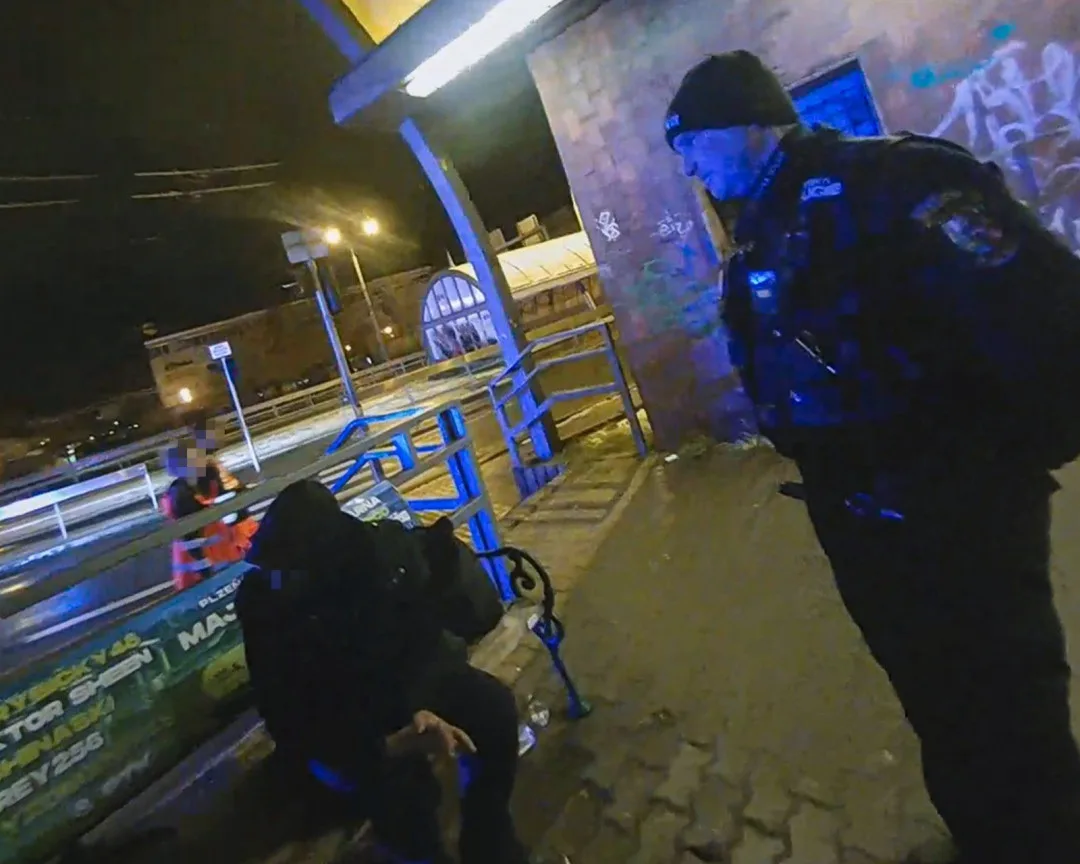 U zmrzlinového stánku ležel prochladlý a opilý muž, nedokázal se ani postavit na nohy