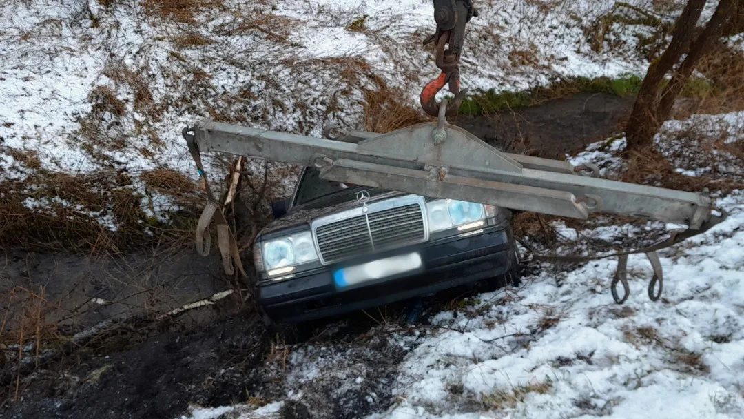 Mezi Novým Městečkem a Hartmanicemi se střetla dvě osobní auta. Jedno vozidlo je na střeše, druhé v příkopu