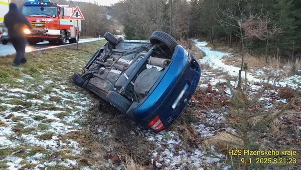 Nedaleko Petrovic u Sušice skončilo ve škarpě osobní auto.