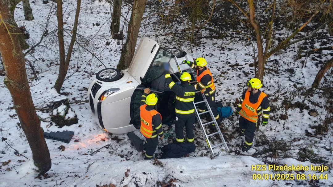 Mezi Hromnicemi a Českou bízou došlo k nehodě jednoho osobního automobilu.
