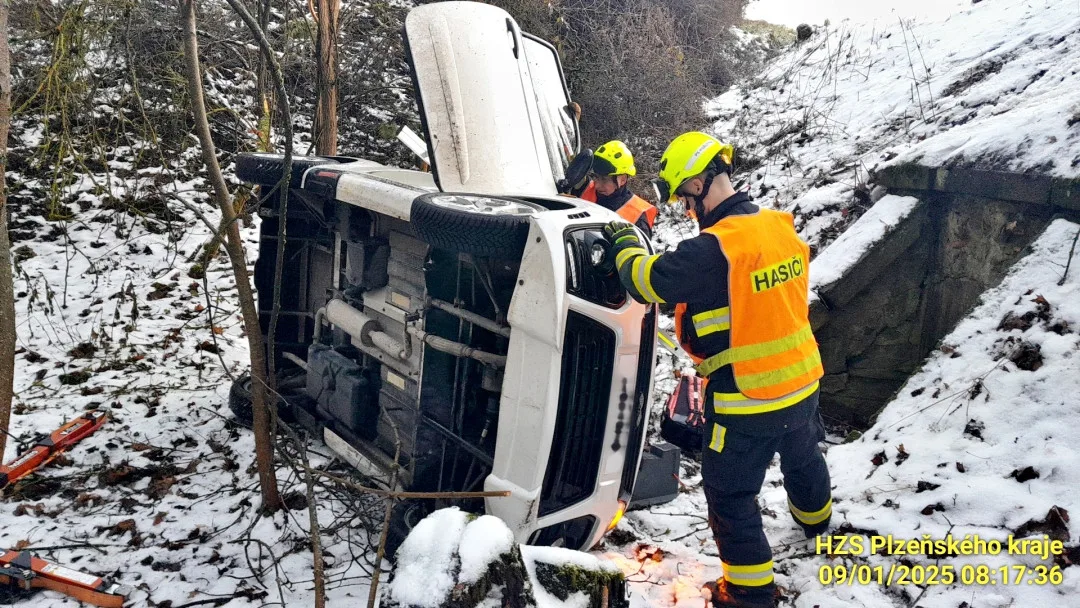 Mezi Hromnicemi a Českou bízou došlo k nehodě jednoho osobního automobilu