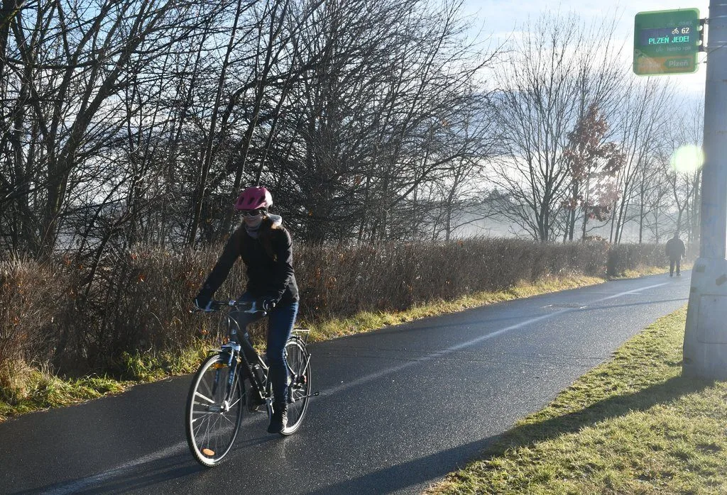 Cyklisty na frekventovaných stezkách nově sledují dva sčítače s displejem, město za ně dalo bezmála milion