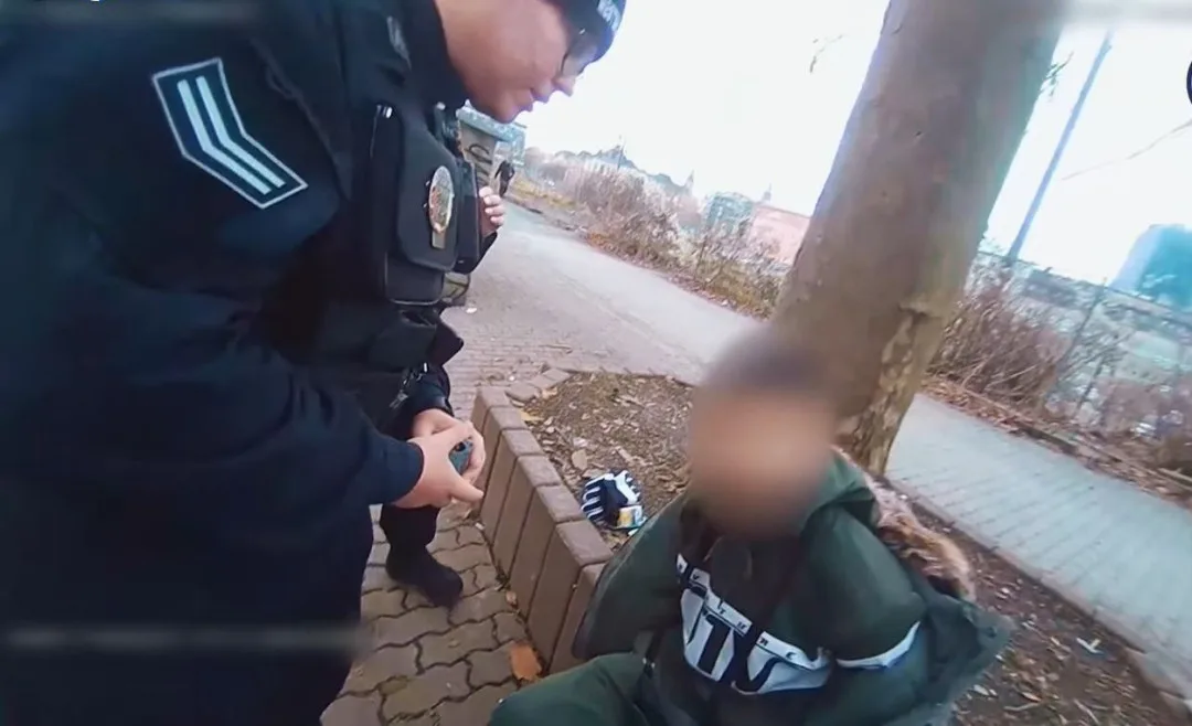 VIDEO: Pasažér neměl platnou jízdenku na MHD a to ho stálo svobodu. Z trolejbusu putoval do vězení