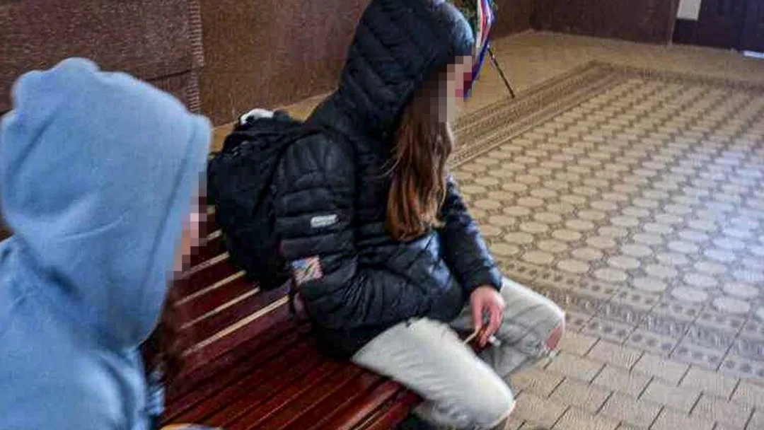 Žena kouřila v nádražní hale pro cestující, strážníkům se snažila drze a lživě namluvit, že je Asiatka