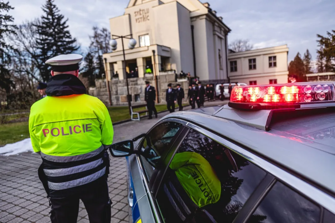 Policisté se poctami rozloučili se svým kolegou. Tragicky zahynul během výkonu služby při nehodě na D5