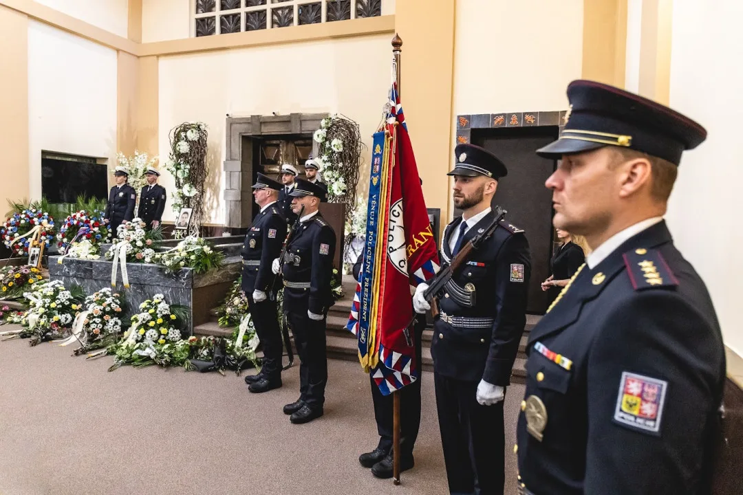 Policisté se poctami rozloučili se svým kolegou. Tragicky zahynul během výkonu služby při nehodě na D5