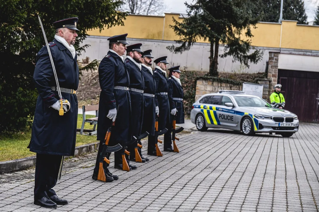 Policisté se poctami rozloučili se svým kolegou. Tragicky zahynul během výkonu služby při nehodě na D5