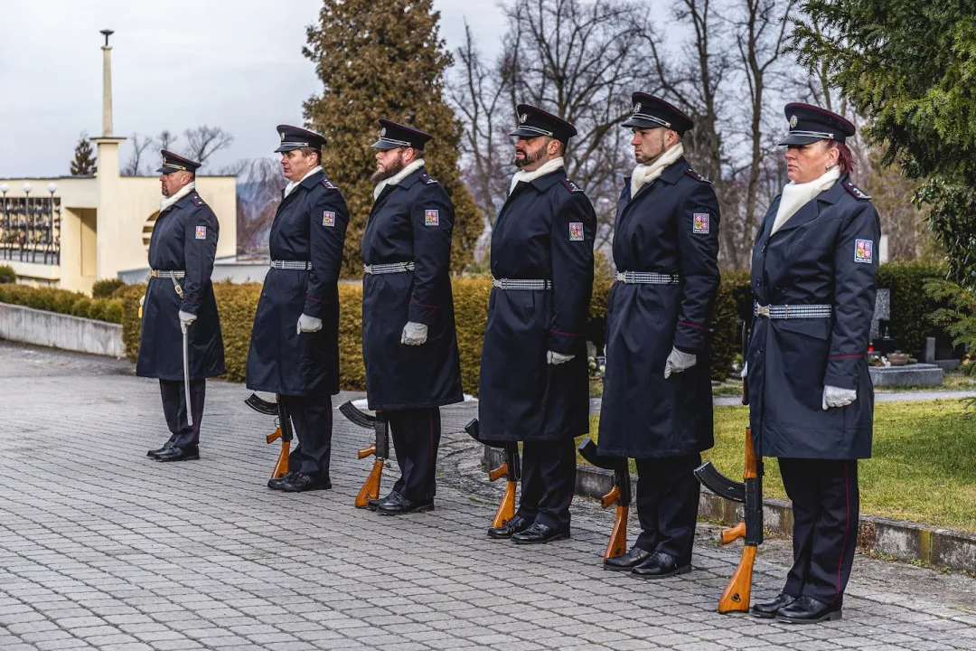 Policisté se poctami rozloučili se svým kolegou. Tragicky zahynul během výkonu služby při nehodě na D5