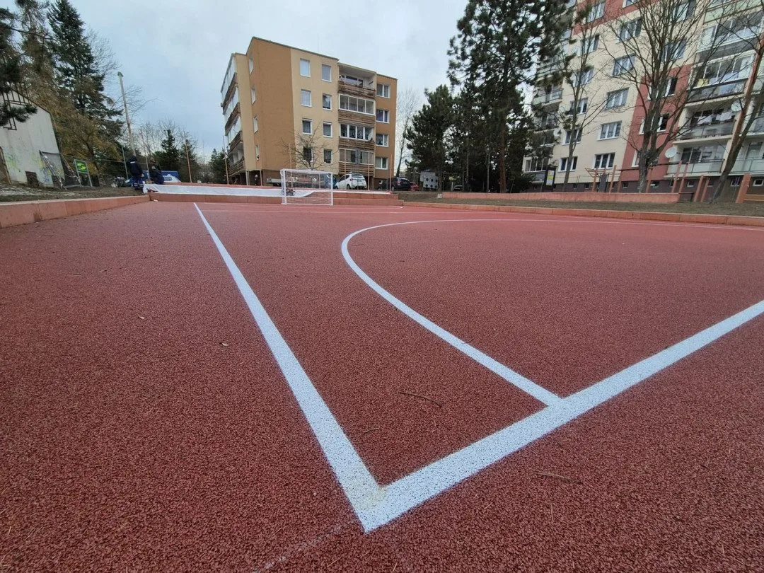 Po úpravě vnitrobloku na sídlišti uctili dvojicí stylových laviček populárního starousedlíka, který loni zemřel