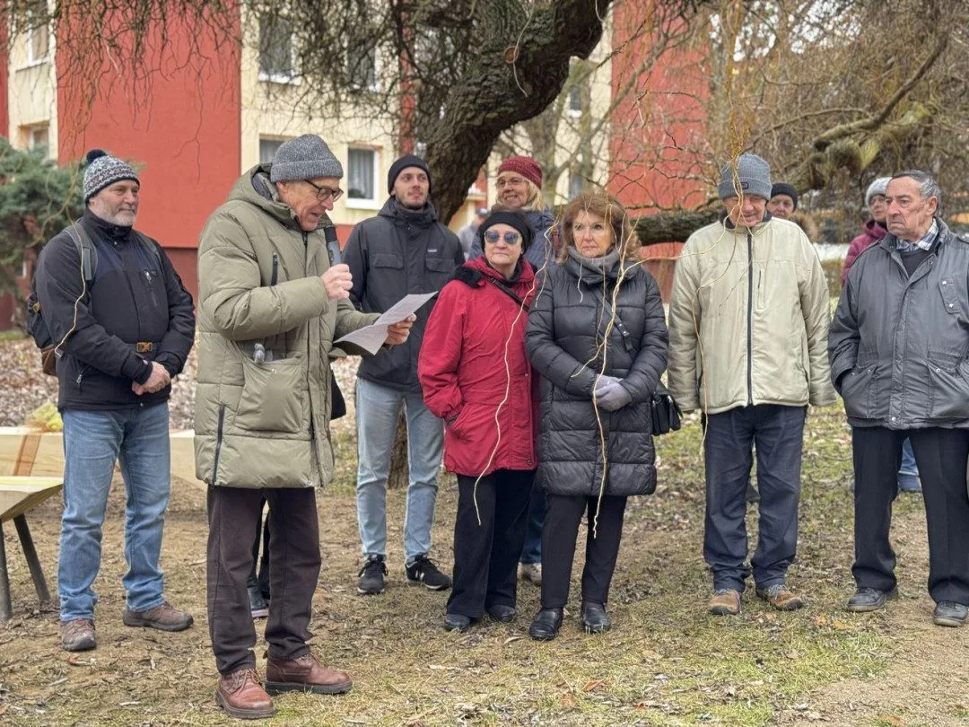 Po úpravě vnitrobloku na sídlišti uctili dvojicí stylových laviček populárního starousedlíka, který loni zemřel