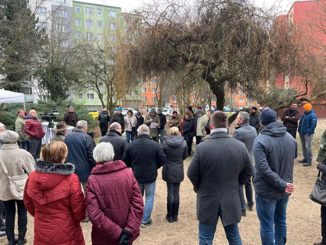 Po úpravě vnitrobloku na sídlišti uctili dvojicí stylových laviček populárního starousedlíka, který loni zemřel