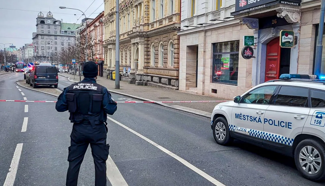 Anonym nahlásil bombu na sociálce, policie uzavřela rušnou třídu v centru Plzně