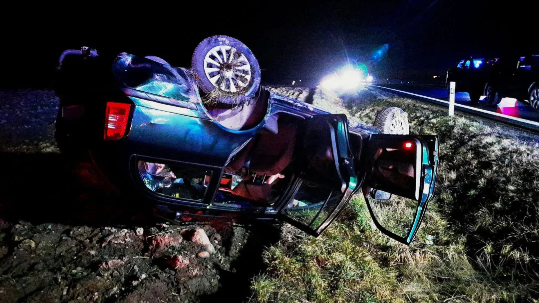 Čtyři automobily se střetly na frekventovaném úseku silnice I/27. Jedno vozidlo se převrátilo na střechu
