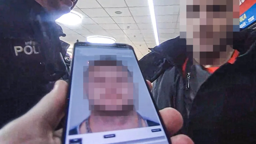 Kuriózním způsobem se pokoušel skrýt před strážníky svoji pravou identitu přistižený zloděj. Krádež vysvětlil jen těžko uvěřitelnou báchorkou