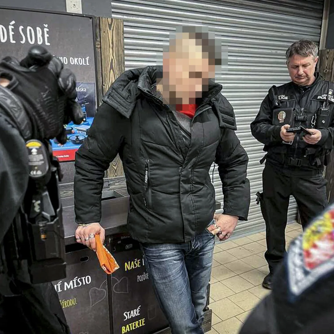 Kuriózním způsobem se pokoušel skrýt před strážníky svoji pravou identitu přistižený zloděj. Krádež vysvětlil jen těžko uvěřitelnou báchorkou
