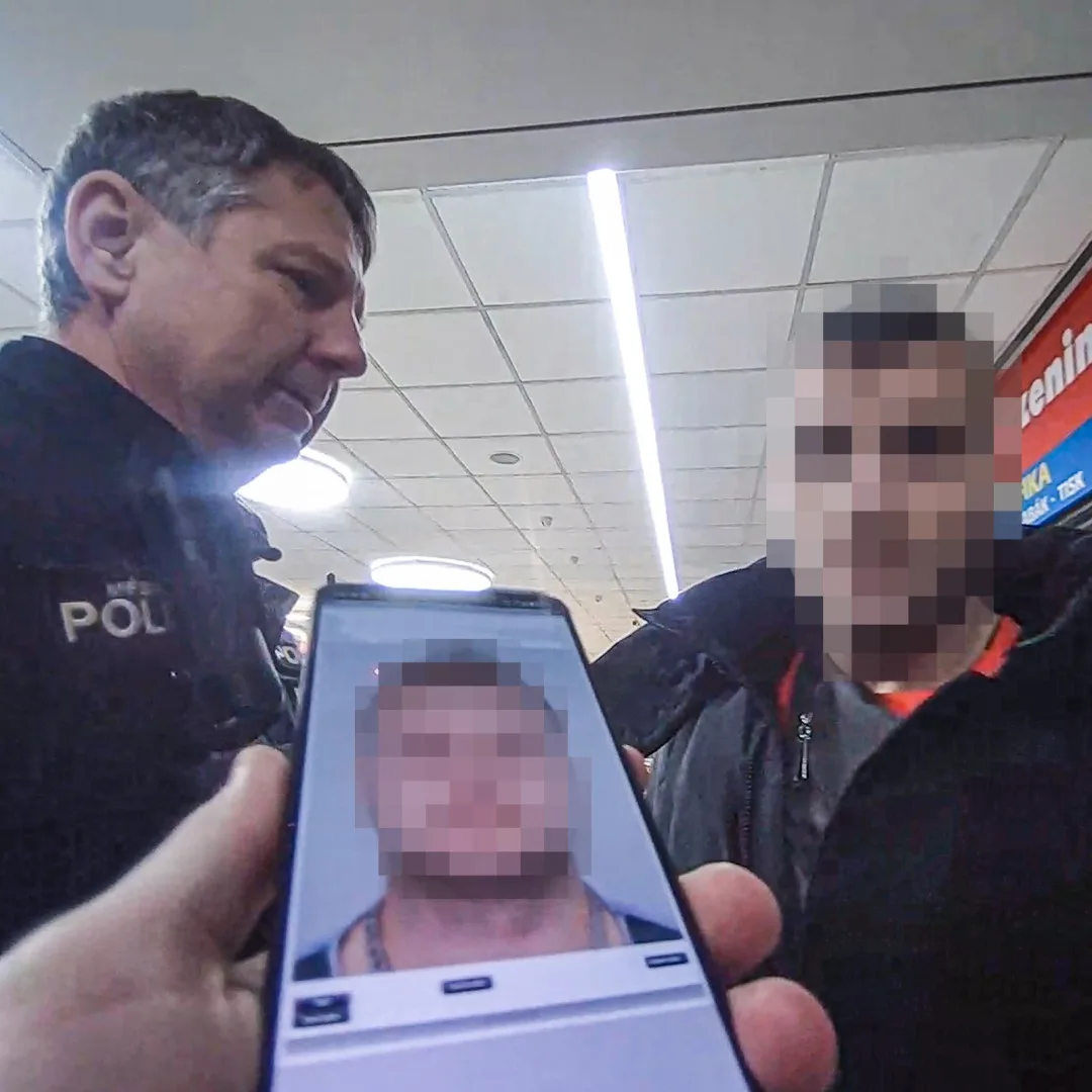 Kuriózním způsobem se pokoušel skrýt před strážníky svoji pravou identitu přistižený zloděj. Krádež vysvětlil jen těžko uvěřitelnou báchorkou