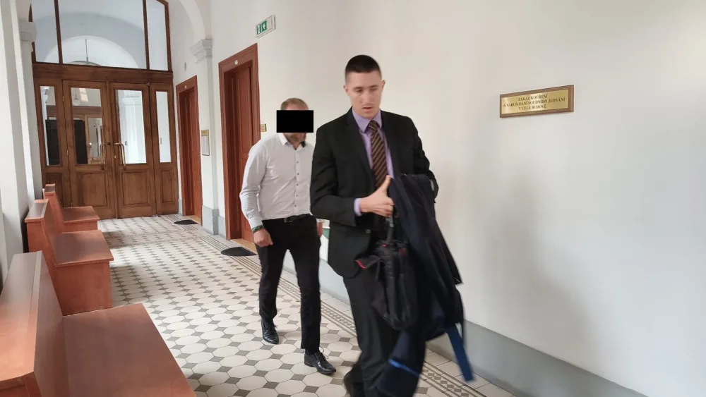 Koloběžkář po hádce uškrtil motorkáře a z místa činu odjel. Soud radikálně zmírnil jeho trest
