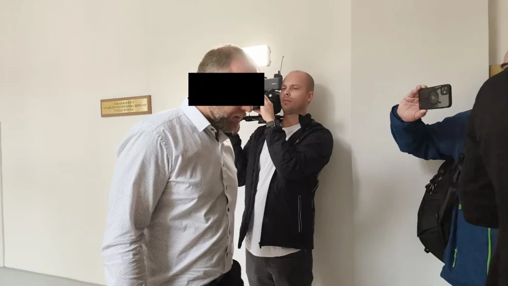 Koloběžkář po hádce uškrtil motorkáře a z místa činu odjel. Soud radikálně zmírnil jeho trest