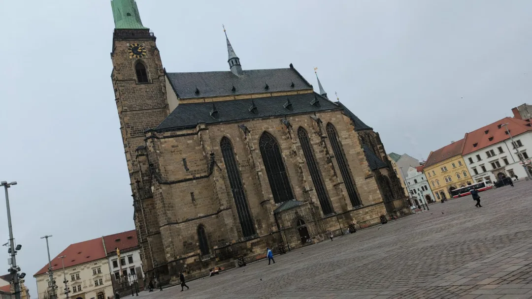 Týpek nadával v kostele, tak jsem ho vyprovodil ven, říká strážce katedrály. Ještě nedávno žil na ulici