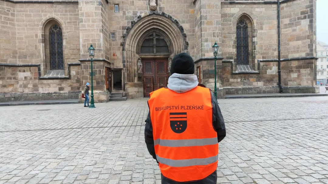 Týpek nadával v kostele, tak jsem ho vyprovodil ven, říká strážce katedrály. Ještě nedávno žil na ulici