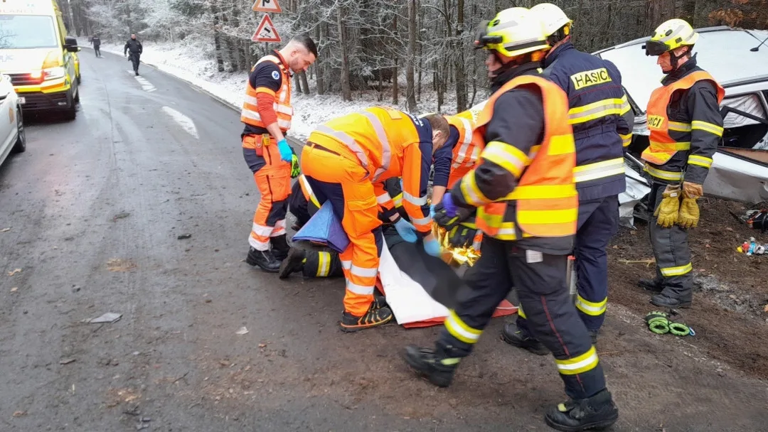 Ženu a malé dítě museli hasiči vyprostit z havarovaného auta, řidička dostala smyk a narazila do čtyř stromů