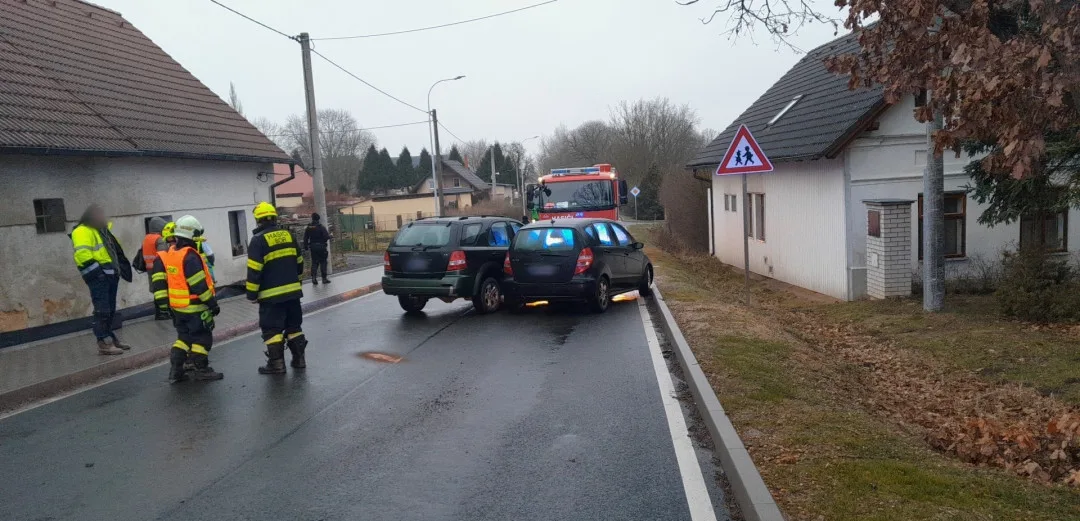 Západní Čechy zasáhla extrémní ledovka, policisté řeší větší množství nehod, problémy mají i hasiči