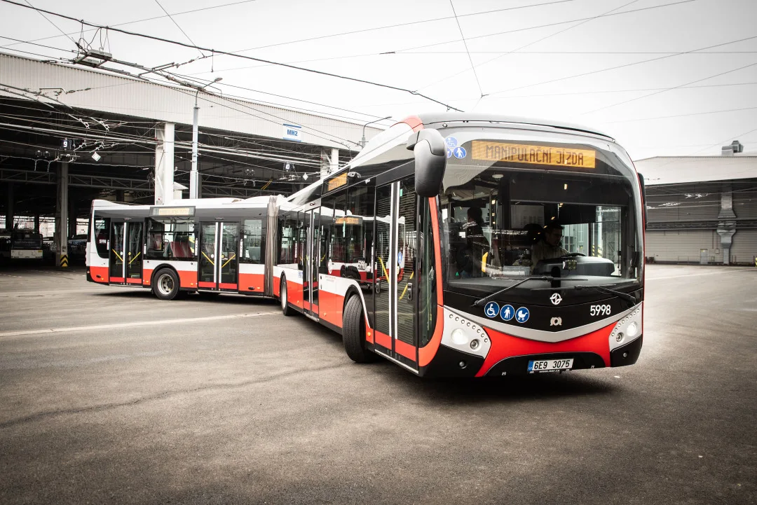 Nové velkokapacitní autobusy budou brázdit plzeňskými ulicemi. Cestující ještě letos svezou první tři vozy