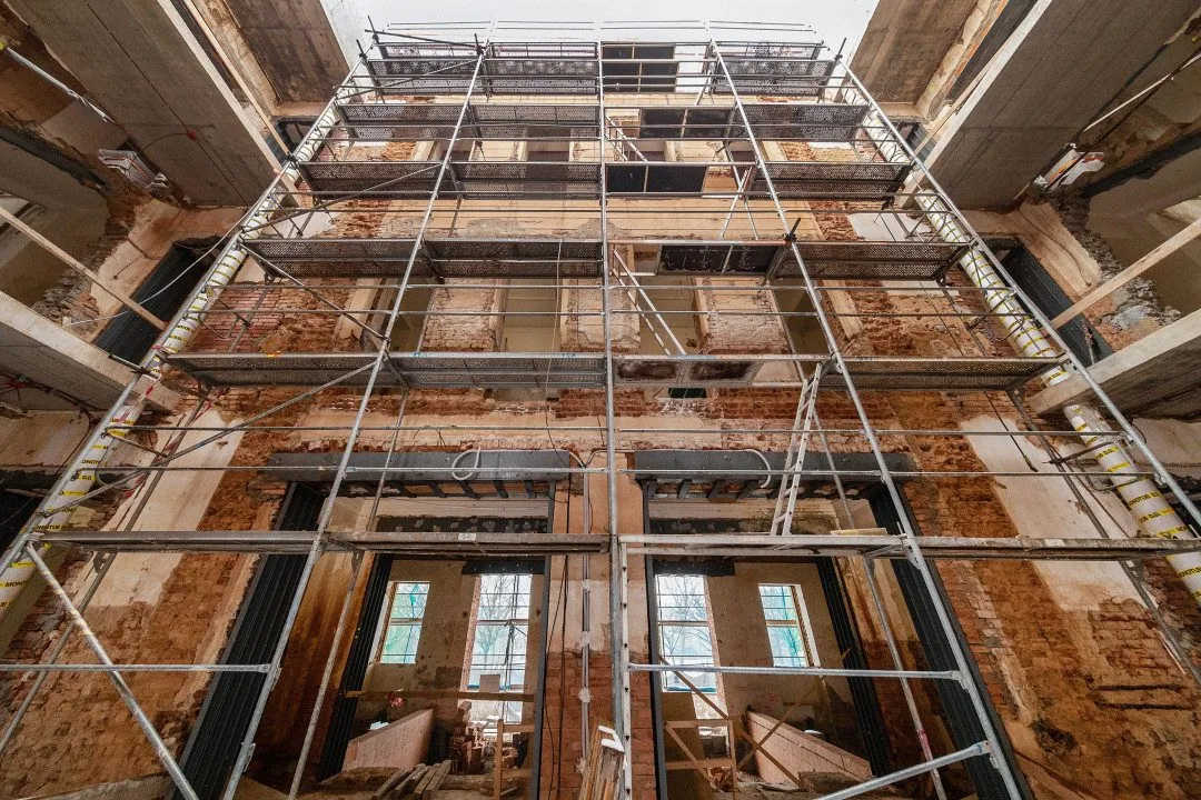 Podívejte se, jak probíhá záchrana historické budovy školy z roku 1902 za více než 150 milionů