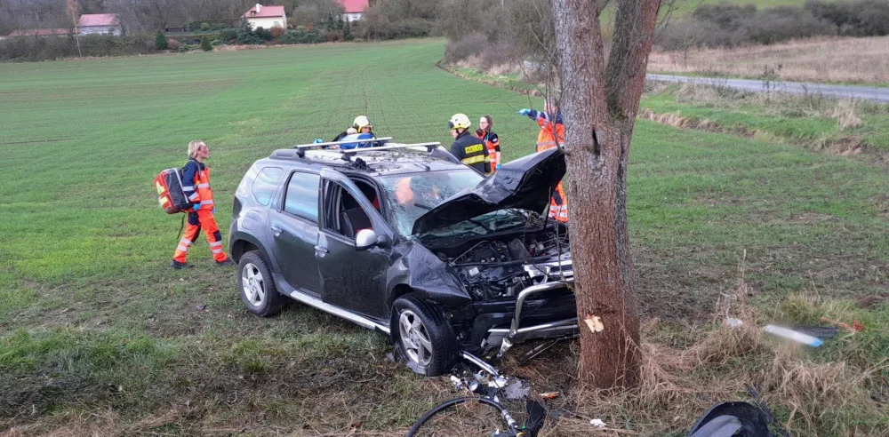 VIDEO: Žena zůstala po nárazu do stromu uvězněná v hořícím autě. Muž ji vysvobodil a nyní získal ocenění