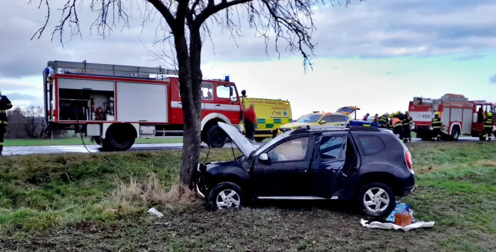 VIDEO: Žena zůstala po nárazu do stromu uvězněná v hořícím autě. Muž ji vysvobodil a nyní získal ocenění