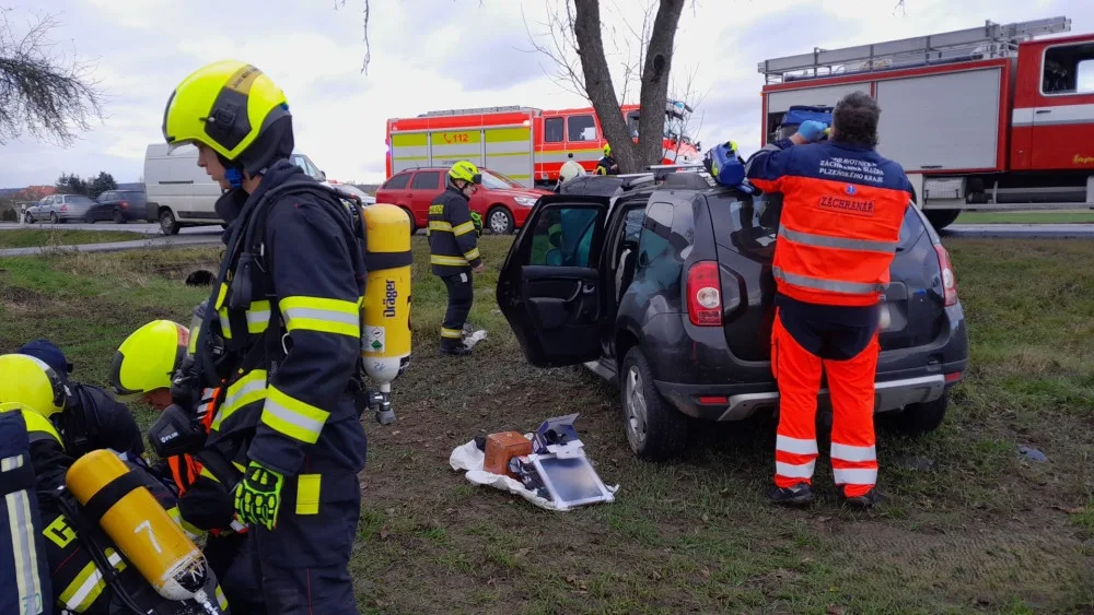 VIDEO: Žena zůstala po nárazu do stromu uvězněná v hořícím autě. Muž ji vysvobodil a nyní získal ocenění