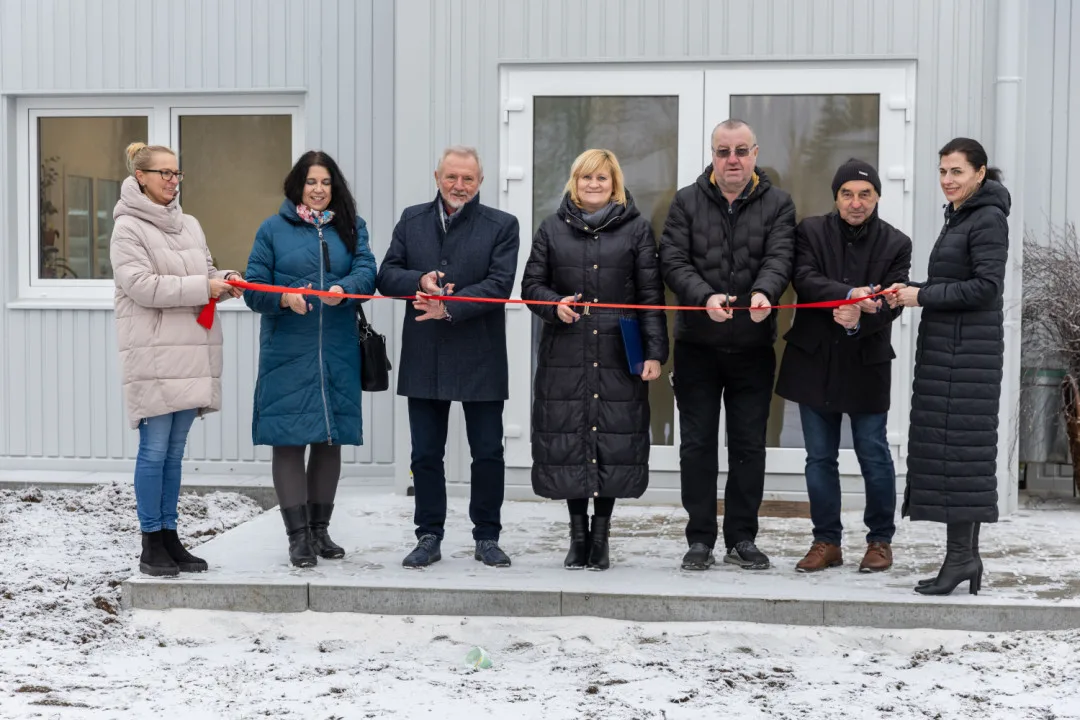 Mladí zahradníci mohou využívat nové kontejnerové učebny. Plzeňský kraj za ně zaplatil deset milionů