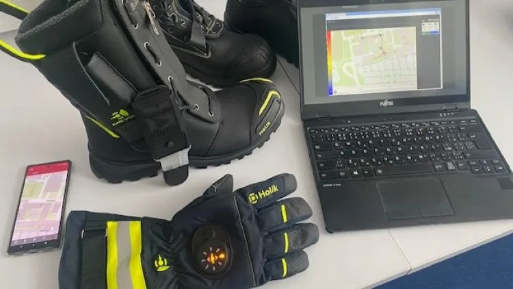 VIDEO: Vědci z Plzně vymysleli chytré boty a rukavice, které sledují polohu i bez GPS. Pomůžou hasičům