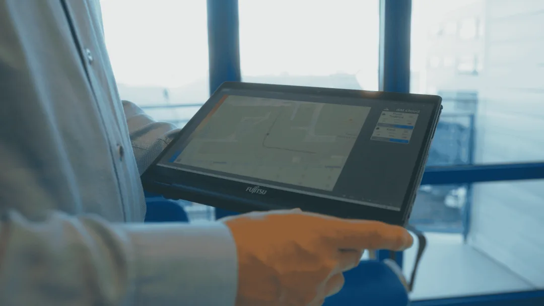 VIDEO: Vědci z Plzně vymysleli chytré boty a rukavice, které sledují polohu i bez GPS. Pomůžou hasičům