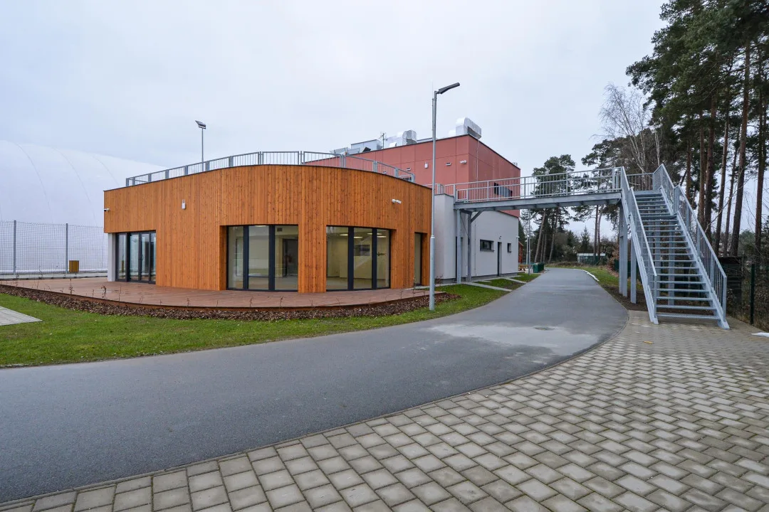 Sportovní areál Prokopávka v Plzni má nové šatny a restauraci. Investice přesáhla 30 milionů korun