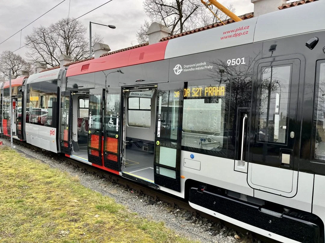 Nová luxusní tramvaj pro Prahu vyjela poprvé na zkušební trať v areálu plzeňského výrobce