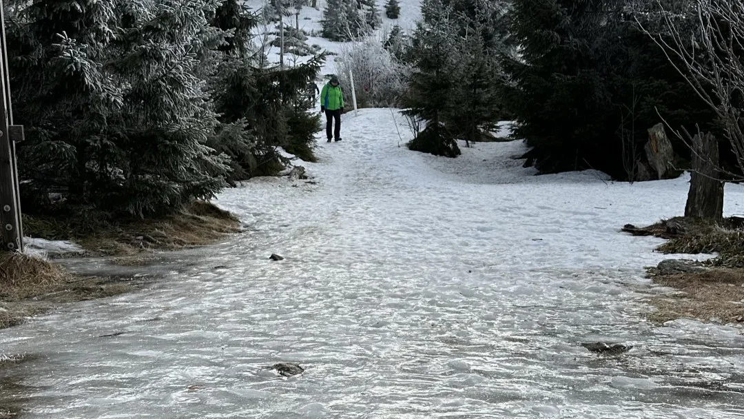 Silně zledovatělé turistické trasy na Šumavě představují velké nebezpečí. Bez speciálního vybavení nejsou schůdné