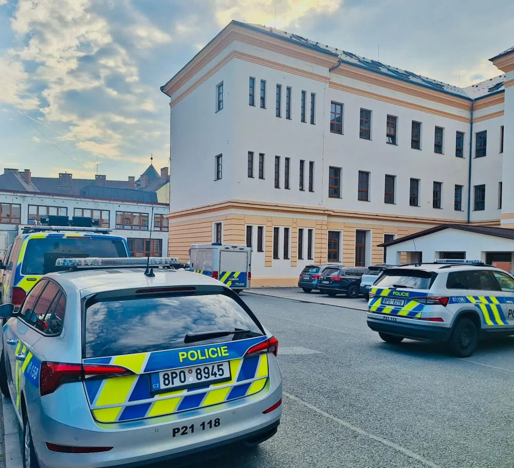 Policie odložila případ školačky, která napadla nožem dva spolužáky, soud jí může poslat do ústavu