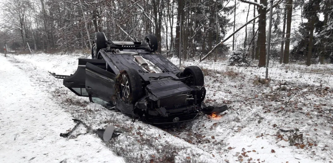 Při lednových nehodách vyhasl na silnicích Plzeňské kraje jeden život, mladý policista zemřel během výkonu služby
