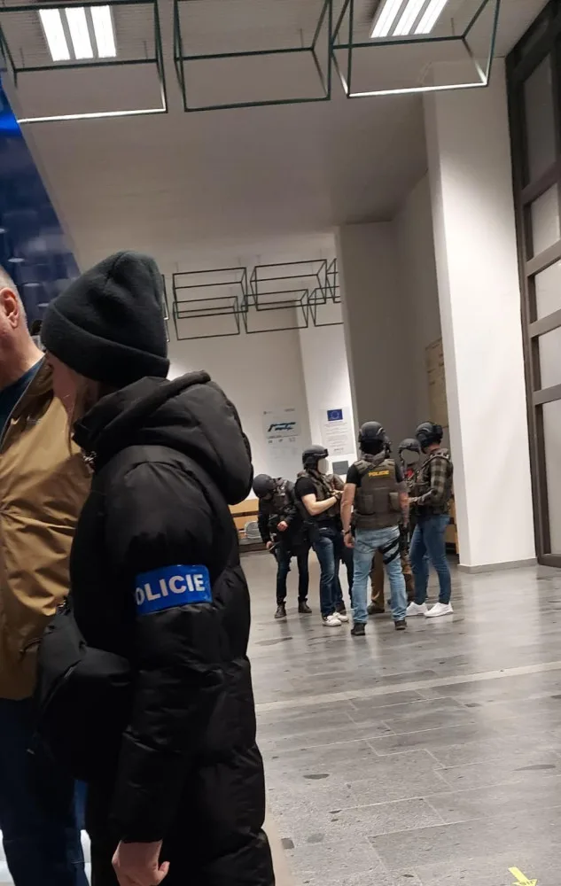 Vykřikovali Alláh Akbar a napodobovali střelbu, dvojici studentů čeká soud