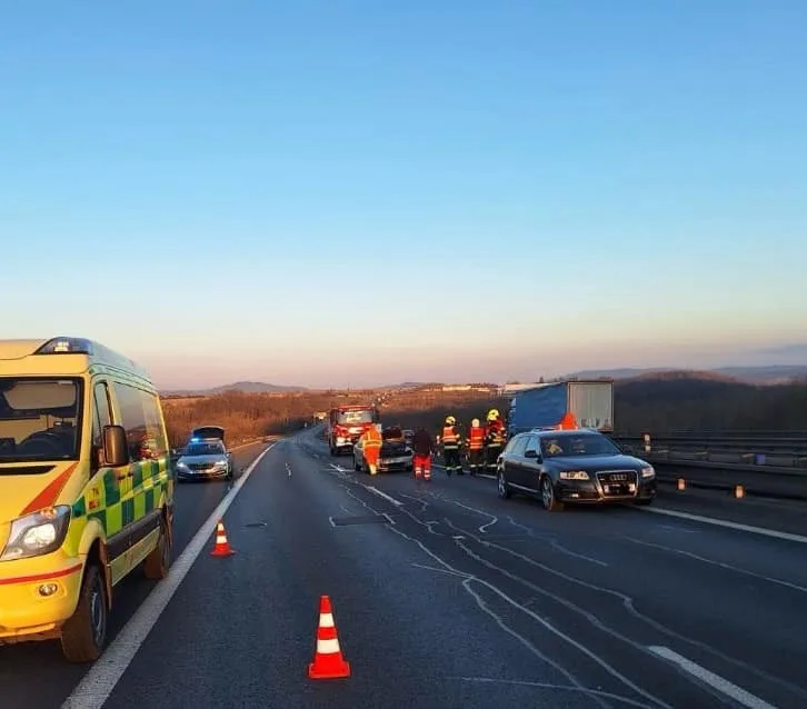 Provoz na dálnici D5 ochromila nehoda čtyř aut, provoz stál bezmála dvě hodiny